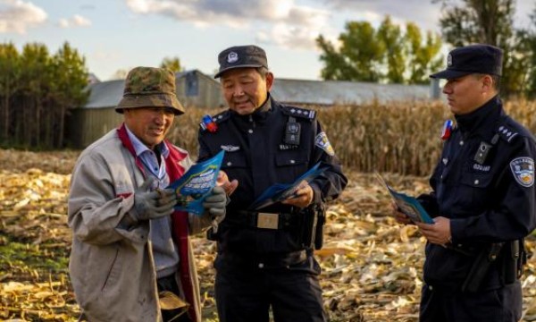 风吹麦浪收获忙 “向阳”金秋“警”护航 ——哈尔滨市公安局香坊分局向阳派出所开展秋收护农工作